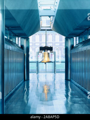 Liberty Bell appeso in un corridoio, Independence Hall, Philadelphia, Pennsylvania, STATI UNITI D'AMERICA Foto Stock