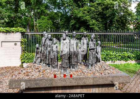 Il memoriale dell'olocausto, scultura in bronzo, ebrei vittime del fascismo presso il più antico cimitero ebraico di Berlino, Germania. Foto Stock