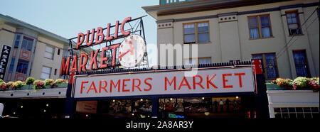 Basso angolo di visione degli edifici in un mercato di Pike Place Market, Seattle, nello Stato di Washington, USA Foto Stock