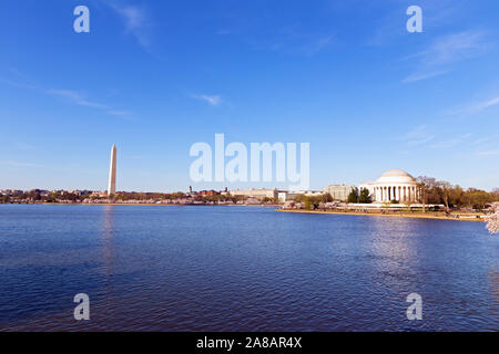 Washington DC panorama intorno al bacino di marea serbatoio durante la fioritura dei ciliegi. Noi panorama di capitale durante il picco di ciliegi in fiore in primavera. Foto Stock