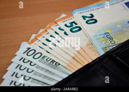 Custodia nera con le banconote in euro Foto Stock