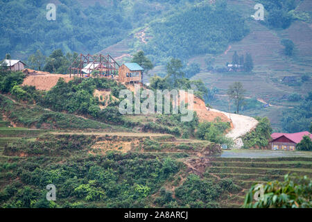 Bellissimo colpo di Sapa e le montagne circostanti in Vietnam del Nord durante un giorno nuvoloso in autunno 2019 Foto Stock