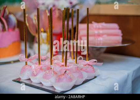 Caramelle fatte in casa su un bastone. Candy Bara s decor per ragazze s compleanno dolci fatti da sani prodotti naturali Foto Stock