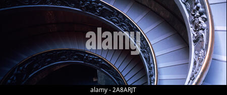 Direttamente sopra vista della scala a spirale, il Museo del Vaticano, Roma, Italia Foto Stock