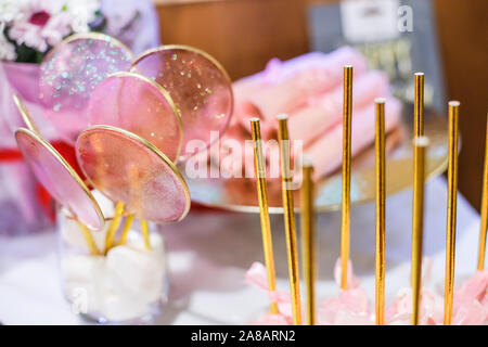 Caramelle fatte in casa su un bastone. Candy Bara s decor per ragazze s compleanno dolci fatti da sani prodotti naturali Foto Stock