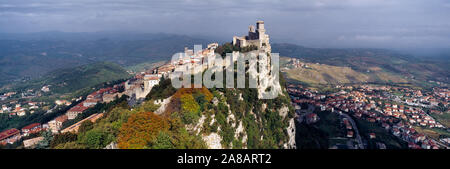 Vista della città sul monte San Marino Foto Stock