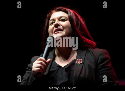 Manchester, Regno Unito. Il 7 novembre 2019. Paula Barker, candidato parlamentare per Liverpool Wavertree, parla al lavoro elezione generale Rally tenutasi presso l'O2 Apollo di Ardwick, Manchester. © Russell Hart/Alamy Live News. Foto Stock