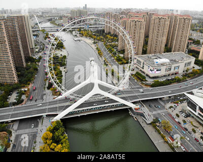 Vista aerea cityscape di Tianjin Ferris Wheel. Famoso Occhio di Tianjin ruota panoramica Ferris al di sopra del ponte Yongle e il Fiume Haihe. Apprezzato moderno punto di riferimento di Tianjin, Cina. Ottobre 28th, 2019 Foto Stock