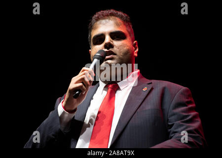 Manchester, Regno Unito. Il 7 novembre 2019. Nav Mishra, candidato parlamentare per Stockport, parla al lavoro elezione generale Rally tenutasi presso l'O2 Apollo di Ardwick, Manchester. © Russell Hart/Alamy Live News. Foto Stock