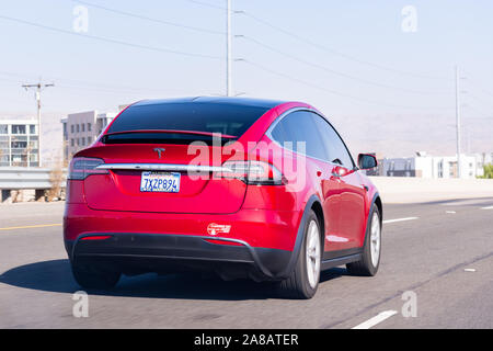 Oct 27, 2019 San Jose / CA / STATI UNITI D'AMERICA - Tesla Model X Viaggiare in autostrada a Silicon Valley; South San Francisco Bay Area Foto Stock