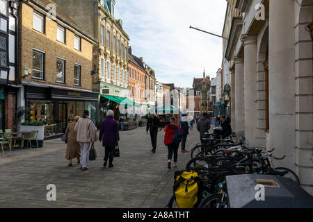 Winchester High street con acquirenti passando attraverso un tipico vecchio inglese high street Foto Stock