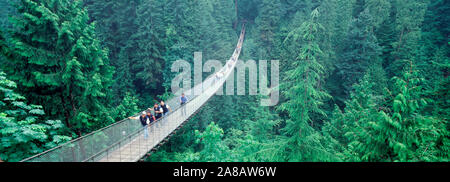 Gli escursionisti a piedi attraverso il ponte Capilano, Vancouver, British Columbia, Canada Foto Stock