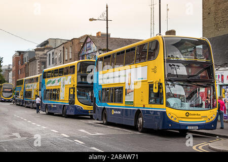 Un double-decker bus pubblico in fila a Dublino, Irlanda Foto Stock