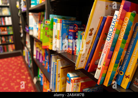 Libri per bambini da vendere sugli scaffali in un libro di Waterstones negozio o negozio di libri Foto Stock