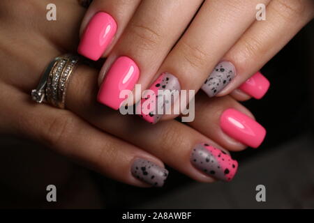 Bella donna le unghie con un bellissimo Natale manicure Foto Stock