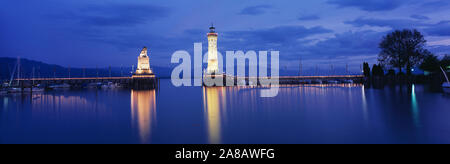 Germania, Lindau, riflesso del faro al lago di Costanza Foto Stock