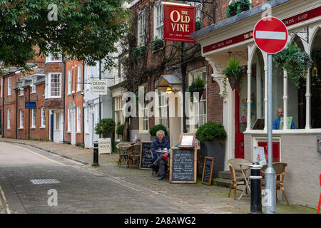 Un vecchio pub inglese in una città storica di un tipico english Street, Winchester, Regno Unito Foto Stock