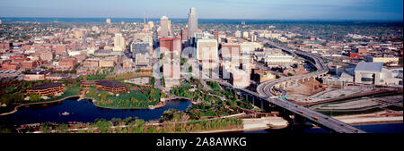 Il centro della città e l'autostrada sopraelevata, Omaha, Nebraska, STATI UNITI D'AMERICA Foto Stock