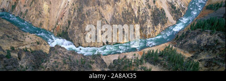 Stati Uniti d'America, Wyoming, il Parco Nazionale di Yellowstone, Yellowstone River, vista aerea di un fiume che scorre tra le montagne Foto Stock