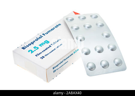 Una scatola e confezione in blister di generic bisoprolol fumarato compresse - sfondo bianco Foto Stock