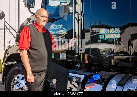 Dan Moore, proprietario e fondatore di Moore servizio merci, sorge a fianco di una delle società del Mack pinnacoli, Ottobre 31, 2017, mascotte, Tennessee. Foto Stock