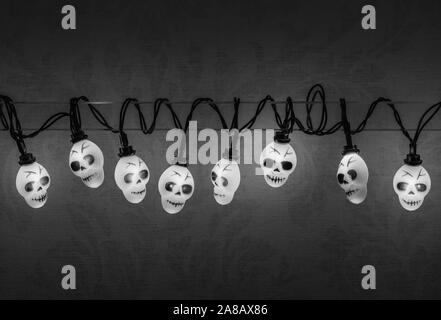 Bianco e nero illuminato teschi lightchain per Halloween Foto Stock
