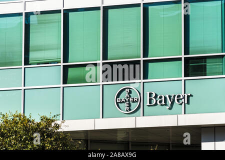 Novembre 2, 2019 San Francisco / CA / STATI UNITI D'AMERICA - Bayer uffici situati in Mission Bay Distretto; Bayer AG è una multinazionale tedesca e farmaceutici life scien Foto Stock