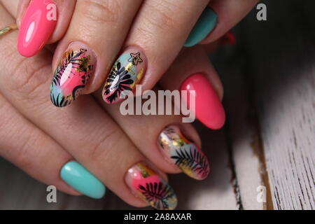 Primo piano di una bella mani femminili con eleganti manicure Foto Stock