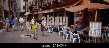 I turisti a piedi in strada, Malcesine, Italia Foto Stock