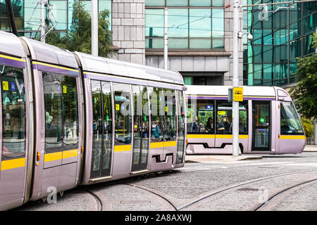La fermata del tram Luas Taliaght direzione a Dublino, Irlanda Foto Stock