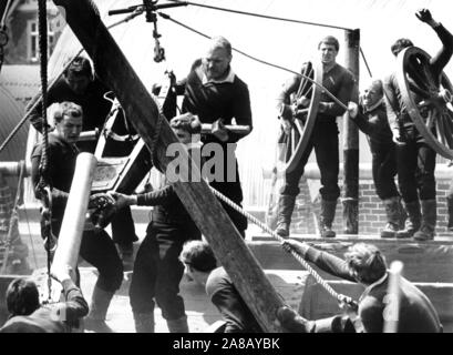 AJAXNETPHOTO. 1984. GOSPORT, Inghilterra. - Campo di pistola formazione - Fleet Air Arm campo di pistola TEAM IN FORMAZIONE PER LA EARLS COURT, Londra, torneo reale concorrenza al loro campo di allenamento a HMS DAEDALUS. photo: JONATHAN EASTLAND/AJAX REF:1984 5 Foto Stock