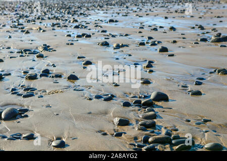 Rocce e acqua su di una spiaggia di sabbia nel nord-ovest del pacifico. Bel modello e immagine di sfondo. Foto Stock