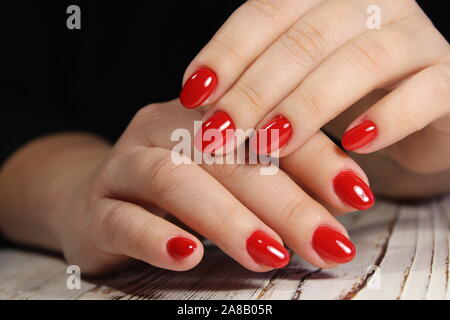 Primo piano di una bella mani femminili con eleganti manicure Foto Stock