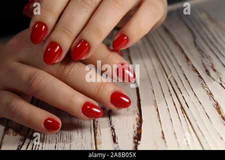 Primo piano di una bella mani femminili con eleganti manicure Foto Stock