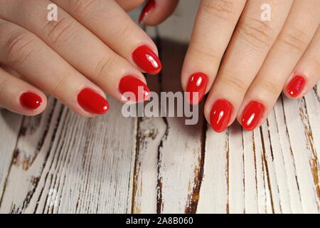 Primo piano di una bella mani femminili con eleganti manicure Foto Stock