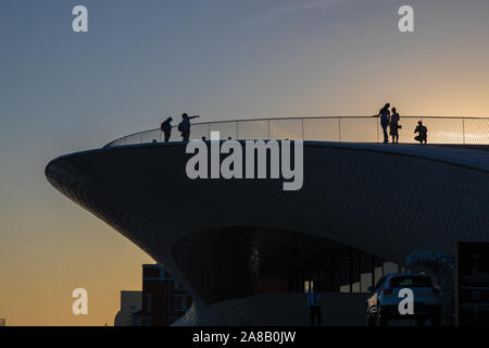 Le persone sul tetto del MAAT - Museo di arte, architettura e tecnologia al tramonto, Lisbona, Portogallo Foto Stock