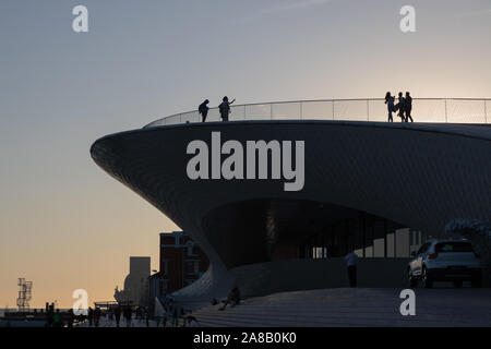 Le persone sul tetto del MAAT - Museo di arte, architettura e tecnologia al tramonto, Lisbona, Portogallo Foto Stock