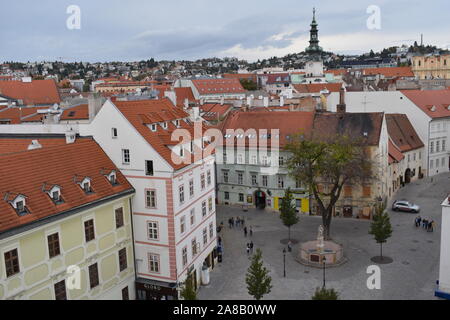 Bratislava la capitale termale d'Europa. I turisti e i locali di passeggiata intorno al centro storico circondato da edifici storici. Torre campanaria in background. Foto Stock
