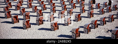 Angolo di Alta Vista della spiaggia cesti sulla spiaggia, Sellin, Isola di Ruegen, Germania Foto Stock