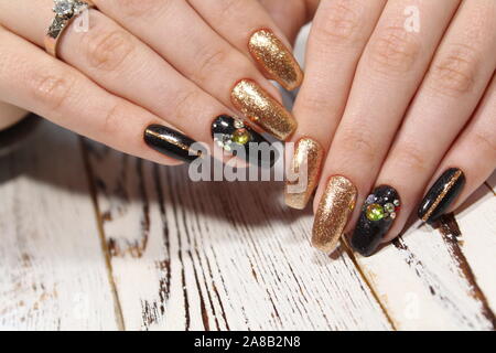 Primo piano di una bella mani femminili con eleganti manicure Foto Stock