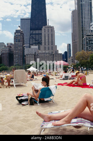 Gruppo di persone sulla spiaggia, Oak Street Beach, Chicago, Illinois, Stati Uniti d'America Foto Stock