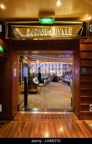 L'ingresso al Royal Casino a bordo di una Royal Caribbean Cruise Ship. La camera dispone di un sacco di giochi da tavolo e slot machines per gli ospiti. Foto Stock