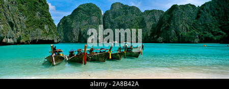 Longtail barche in mare, Maya Bay, Phi Phi Le, Thailandia Foto Stock