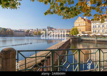 Praga - La buildind di Bedrich Smetana Museum e il Ponte Carlo, il castello e la cattedrale in background. Foto Stock