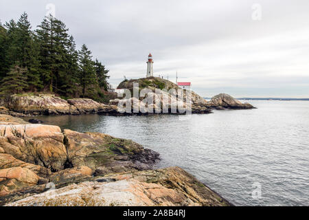 Bellissima vista sul punto Atkinson Faro Faro Park, West Vancouver, British Columbia, Canada. La foresta pluviale, pelliccia alberi sulla riva, roccia grezza Foto Stock