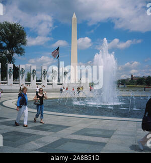 I turisti in un memorial, il Washington Monument, il National Memoriale della Seconda Guerra Mondiale, Washington DC, Stati Uniti d'America Foto Stock