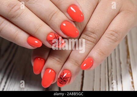 Stylish red manicure con un design a mani belle Foto Stock