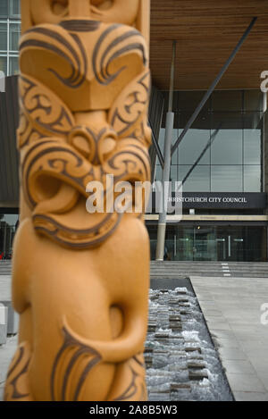 CHRISTCHURCH, Nuova Zelanda, 11 ottobre 2019: un scolpito totem Maori si trova all'ingresso del Christchurch città consiglio di costruzione, Nuova Zelanda Foto Stock