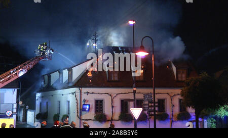 Kallstadt, Germania. 07 Nov, 2019. Vigili del fuoco tentare di spegnere un grosso incendio in un hotel di notte. Un incendio scoppiato in un hotel in Kallstadt il giovedì sera. Gli ospiti e sette dipendenti erano in grado di uscire dall'edificio. Uno dei dipendenti è stato portato in ospedale con sospetto di intossicazione da fumo. Credito: Marco Hanna/Crash 24H News/dpa/Alamy Live News Foto Stock