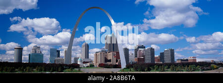 Arco di metallo di fronte agli edifici, Gateway Arch, St. Louis, Missouri, Stati Uniti d'America Foto Stock